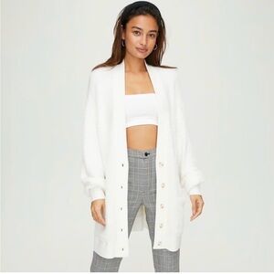 Aritzia Sunday Best Kitten Cardigan
Espace Large